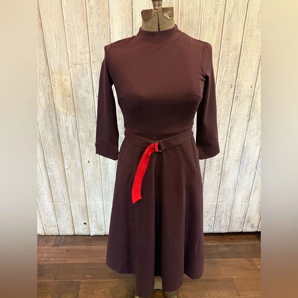 Elegant Purple Dress with Red Accents - Picture 2 of 14